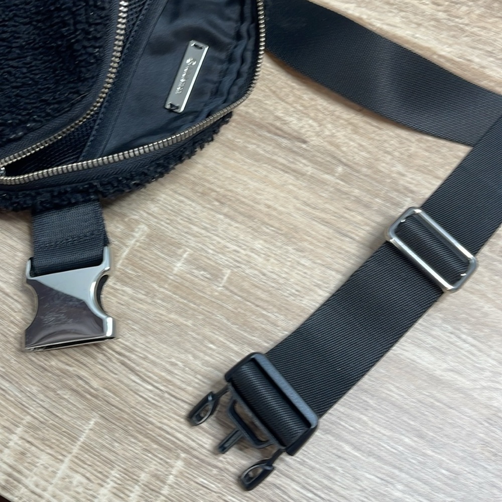 Lululemon Unisex Everywhere Fleece Belt Bag Black - Picture 9 of 15